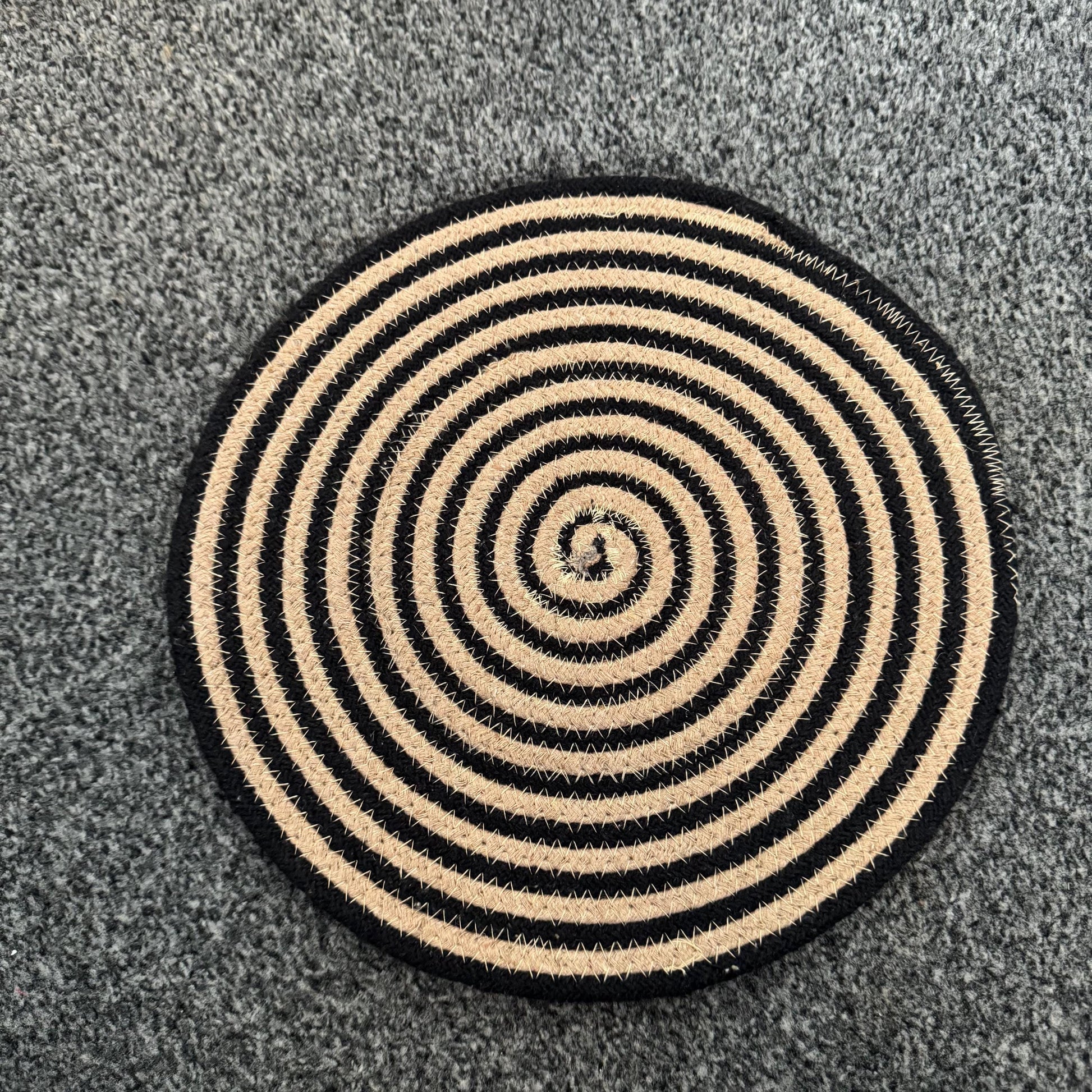 Handmade Black and Beige Spiral Placemats – Set of 6, Natural Jute Round Table Mats, Boho Home Decor, Rustic Farmhouse Dining, Eco-Friendly