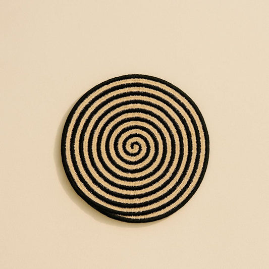 Handmade Black and Beige Spiral Placemats – Set of 6, Natural Jute Round Table Mats, Boho Home Decor, Rustic Farmhouse Dining, Eco-Friendly